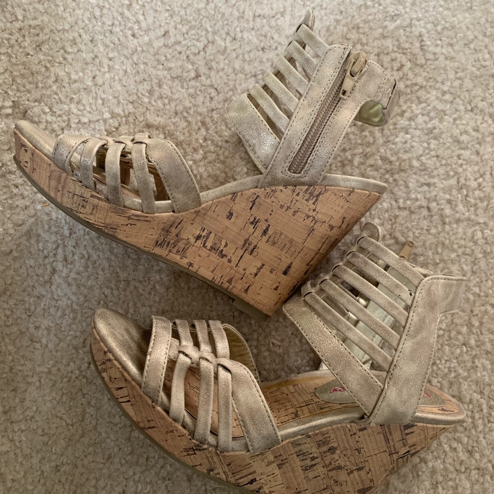 Pink & Pepper Pewter gold wedges heels size 7